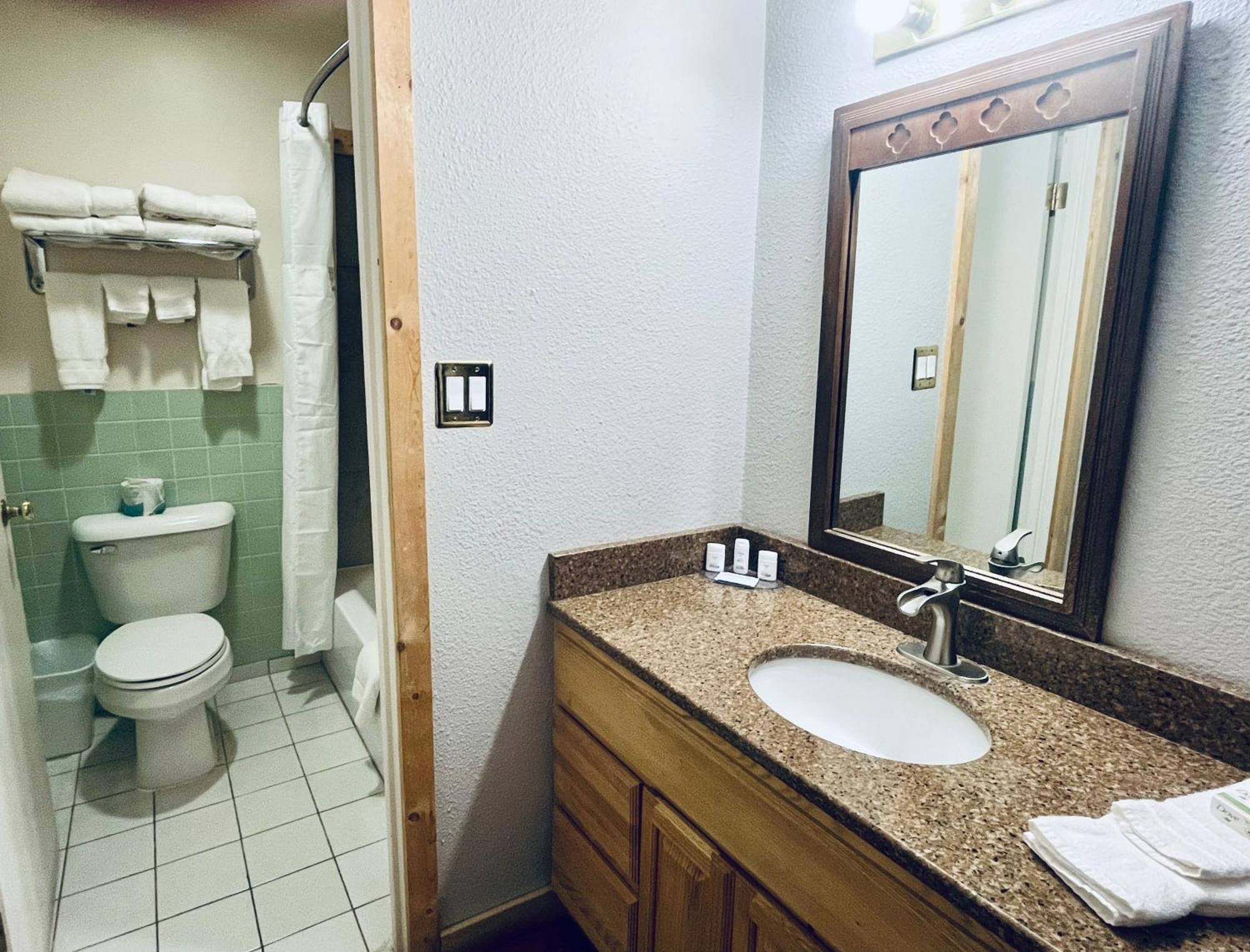 Americas Value Hotel Wall