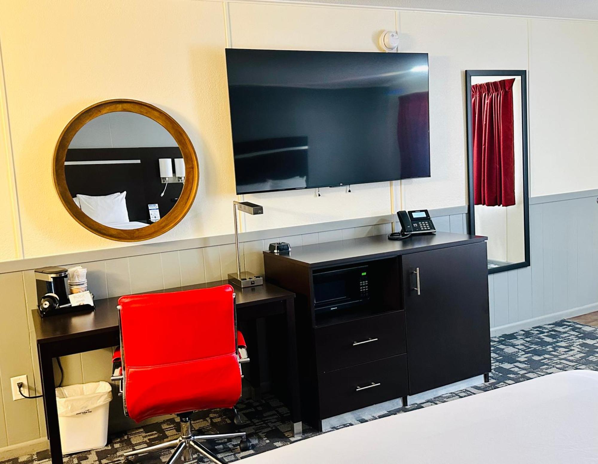 Americas Value Hotel Wall